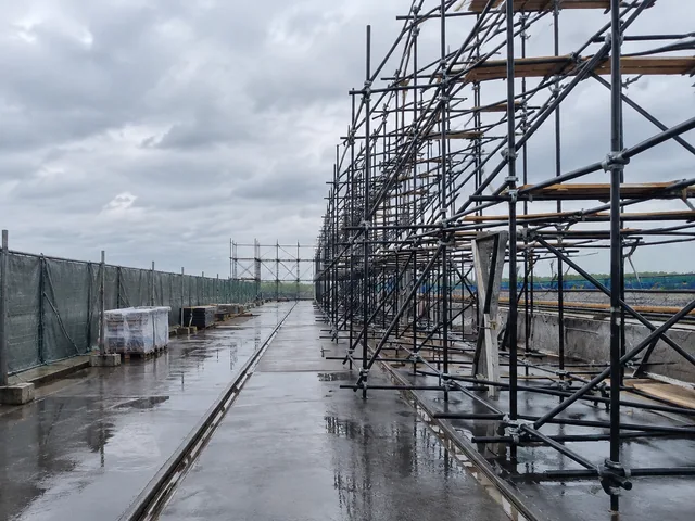 Каркас вдоль промышленного объекта
